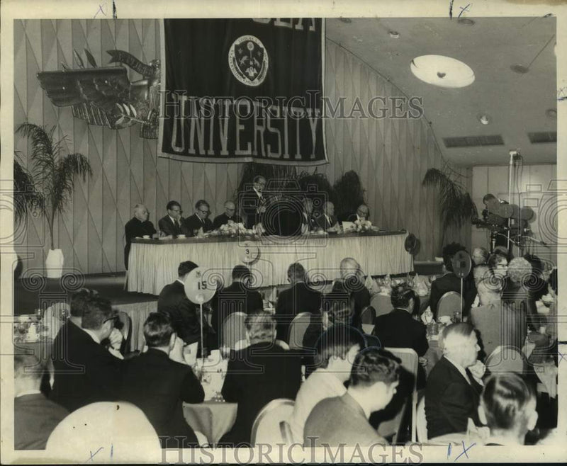 Load image into Gallery viewer, 1970 Press Photo Very Rev. Michael Kennelly &amp; others at Loyola University event
