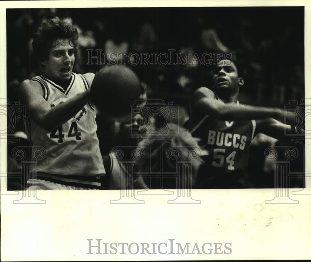 1981 Press Photo Jesuit&#39;s Jim Lochridge and Landry&#39;s Lorne Joshua, basketball- Historic Images