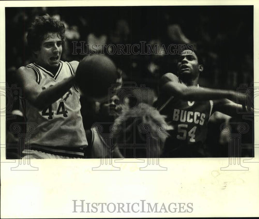 1981 Press Photo Jesuit's Jim Lochridge and Landry's Lorne Joshua, basketball- Historic Images
