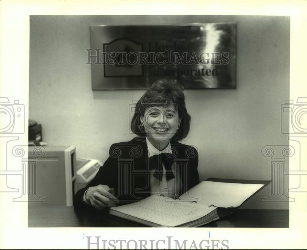 1987 Press Photo Susan Loehr at work at Lloyds Inc. - nob69803- Historic Images