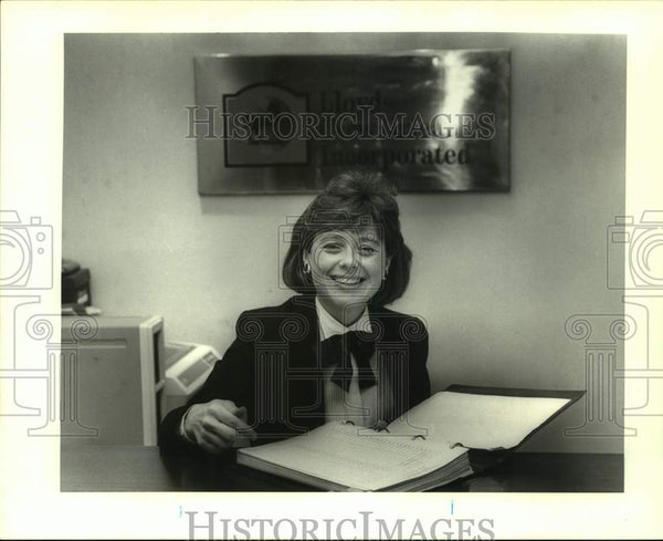 1987 Press Photo Susan Loehr at work at Lloyds Inc. - nob69803 ...