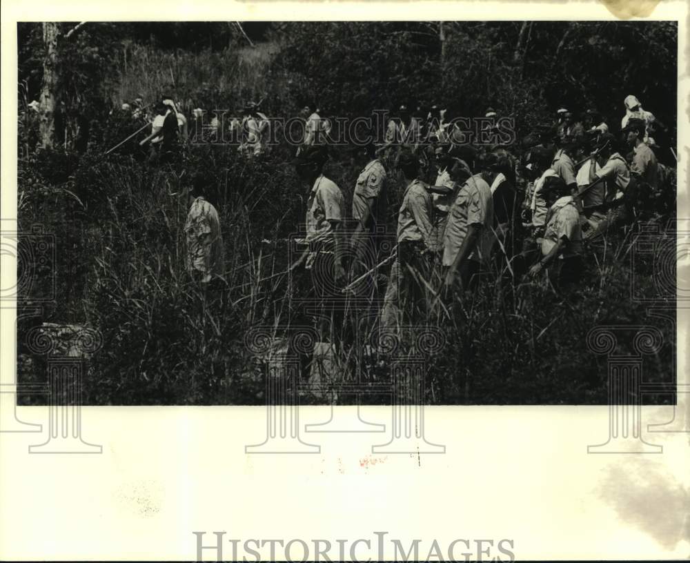 1965 Press Photo Volunteers from local military units search for Nichole Lopatta- Historic Images