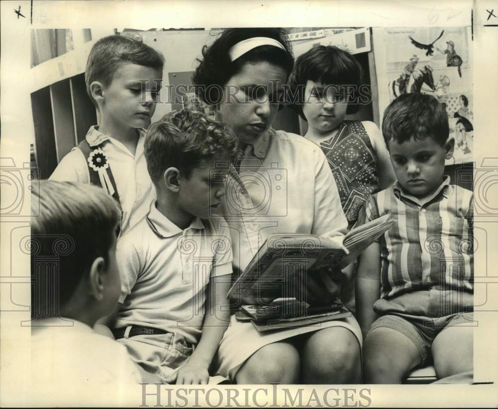 1965 Press Photo Preschoolers Attending &quot;Magicland&quot; Listen To Teacher Reading- Historic Images