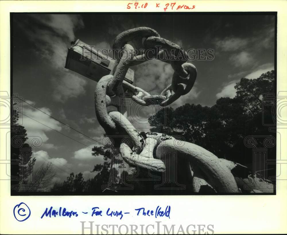1991 Press Photo Mail Boxes-Giant chain post box base holding a residential box