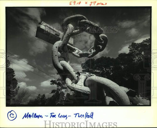 1991 Press Photo Mail Boxes-Giant chain post box base holding a residential box