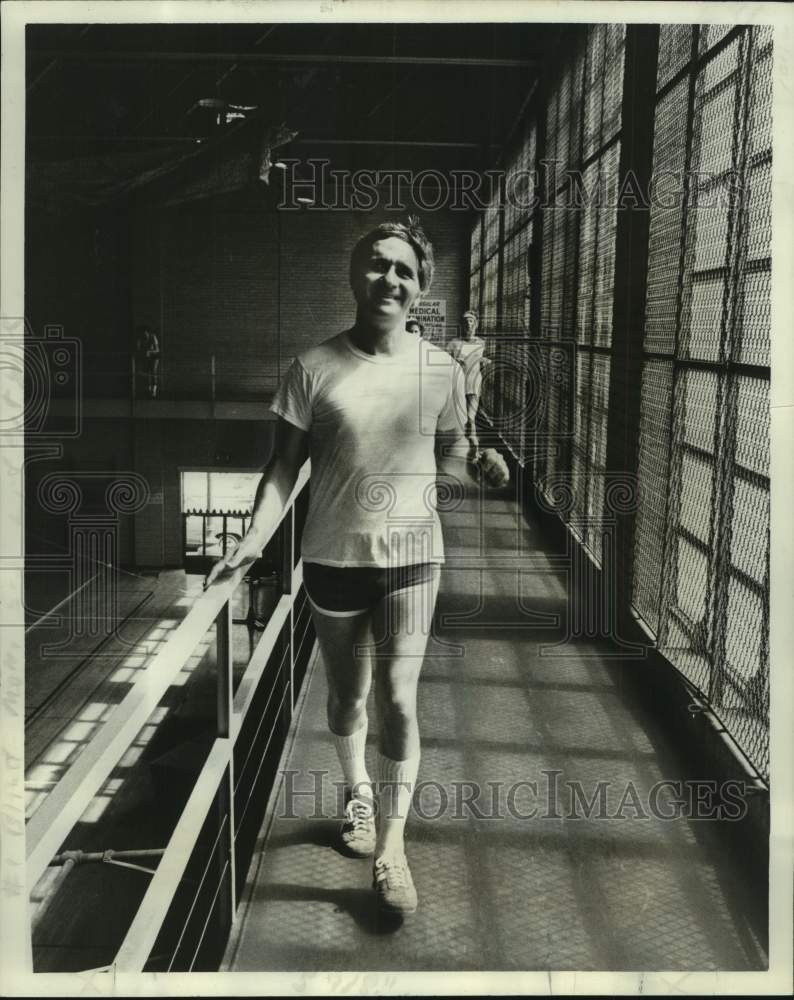 1978 Press Photo Blind jogger Joe Maggiore starts his jog at the YMCA track- Historic Images