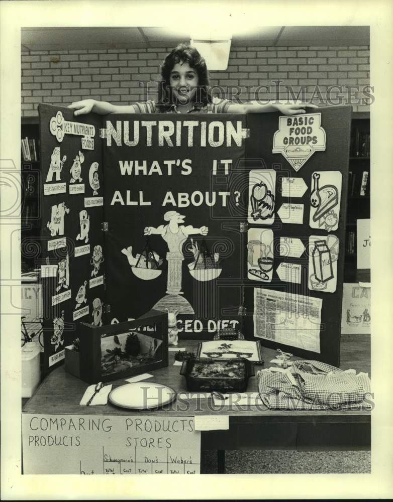 1995 Press Photo Melanie Madere, 11, With Her Nutrition Exhibit At 4-H Meeting- Historic Images