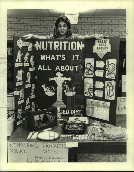 1995 Press Photo Melanie Madere, 11, With Her Nutrition Exhibit At 4-H Meeting- Historic Images