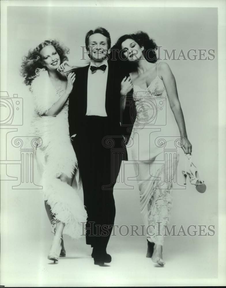 1979 Press Photo Bob Mackie, Fashion Designer with two models - nob70657- Historic Images