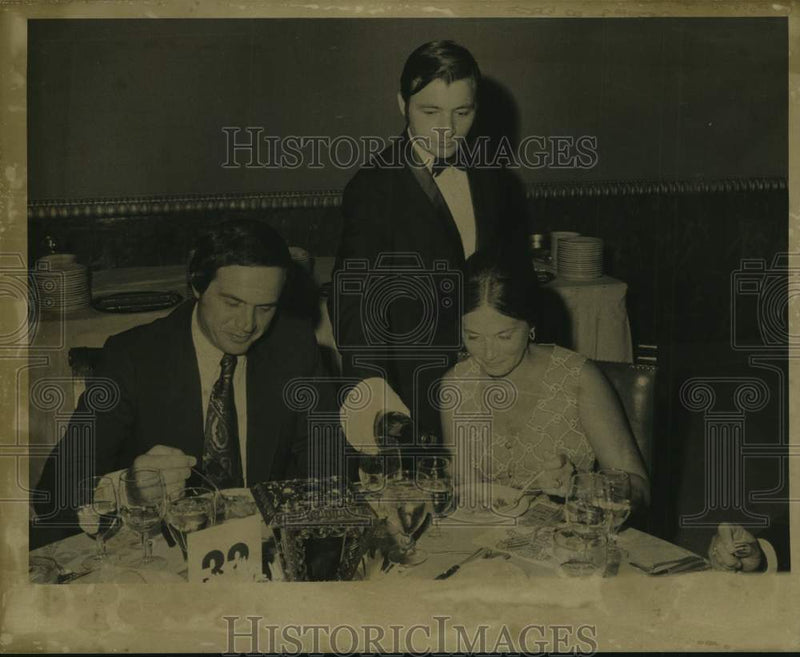 Load image into Gallery viewer, 1972 Press Photo Mr. and Mrs. Mac Wompold having dinner at the Plimsol Club
