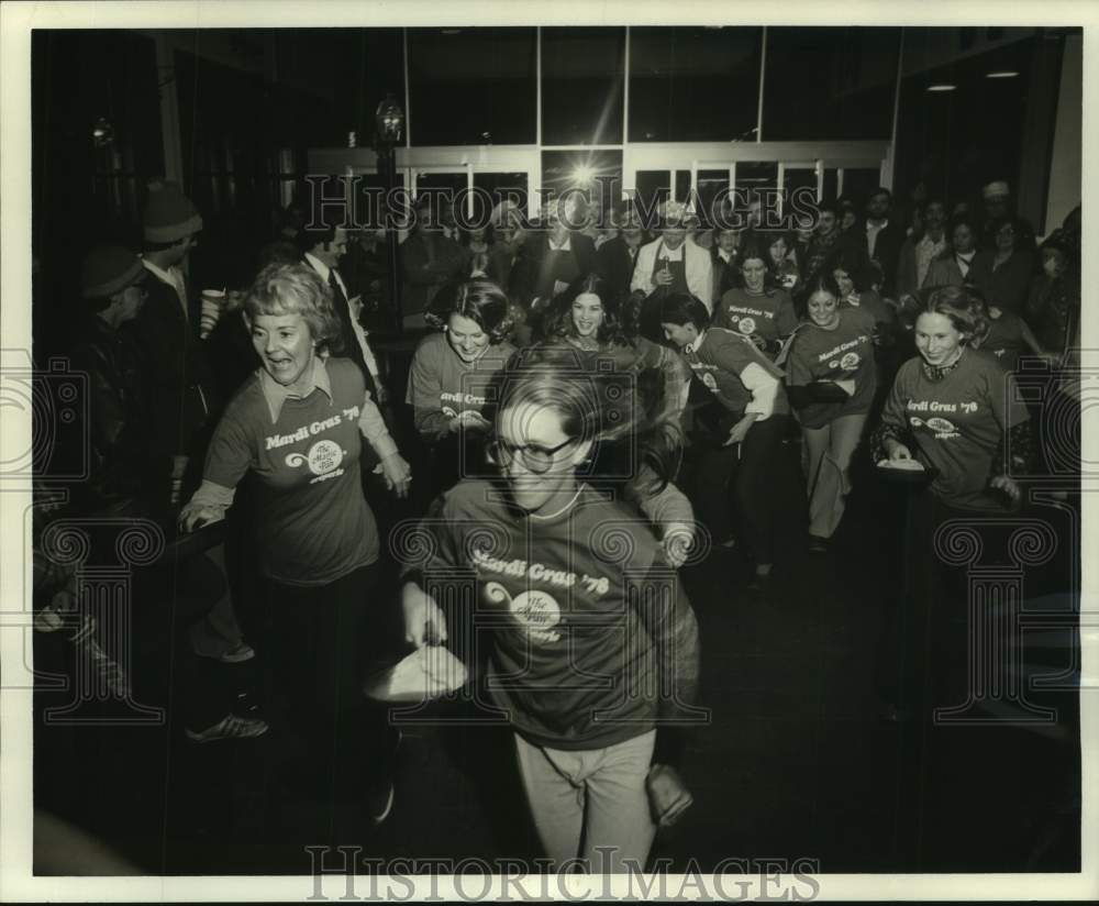 1978 Press Photo New Orleans-Magic Pan Crepe-Flipping Race at Magic Pan Creperie- Historic Images