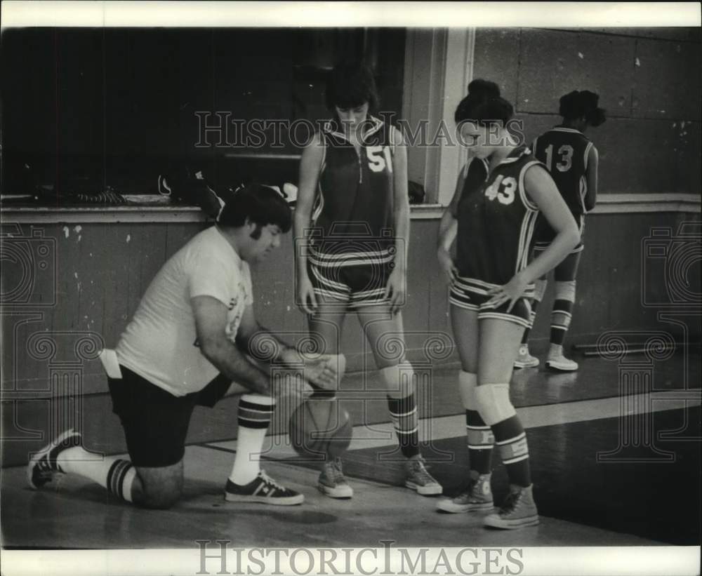 1974 Press Photo Eaglette&#39;s Coach Dutch Nichols with Judy Schilling &amp; Vicky Ott- Historic Images