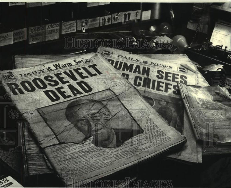 Load image into Gallery viewer, 1983 Press Photo Old newspaper tells of death of Roosevelt-Ed Madere Museum
