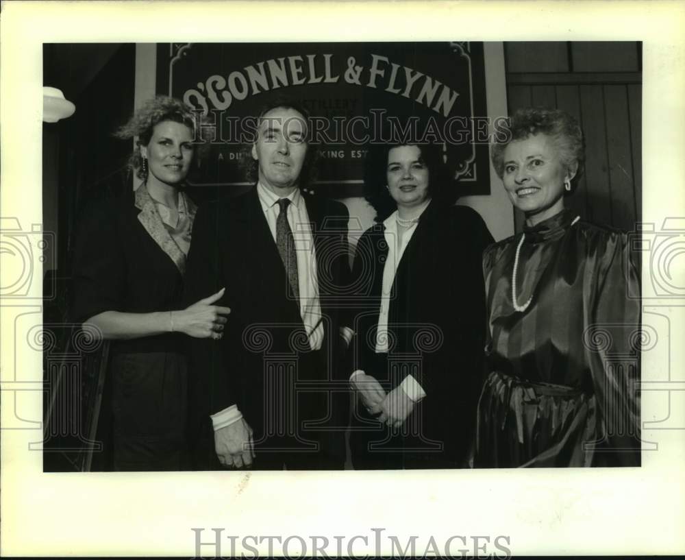 1989 Press Photo Guests at WYES Auction Kick Off Patry - nob71244- Historic Images