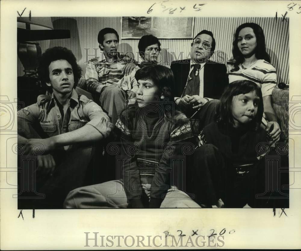 1977 Press Photo Mayor-elect Ernest N. &quot;Dutch&quot; Morial and his family - nob71266