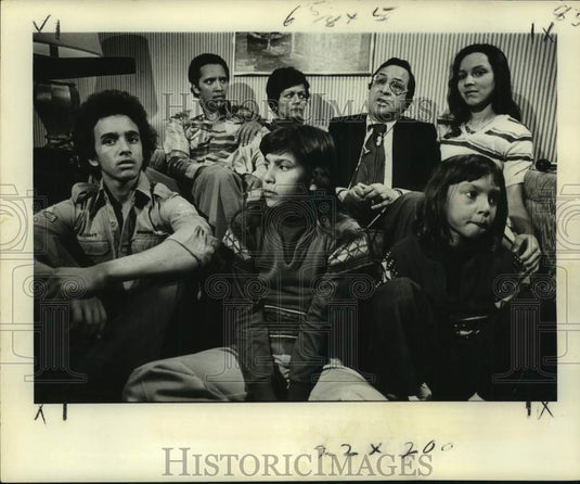 1977 Press Photo Mayor-elect Ernest N. "Dutch" Morial and his family - nob71266