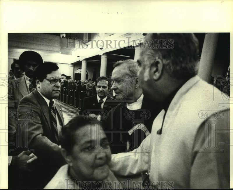 Load image into Gallery viewer, 1979 Press Photo Mayor Ernest Morial with other delegates - nob71305
