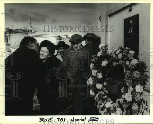 1990 Press Photo Sybil Morial embraces friend at her husband's funeral