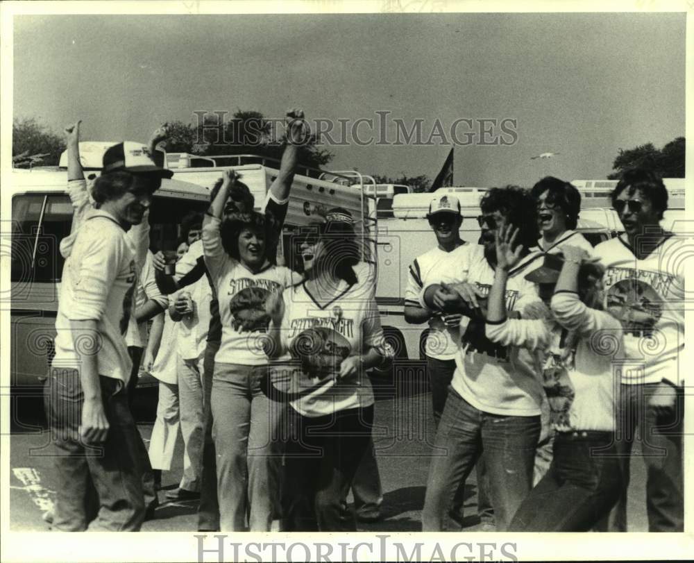 1979 Press Photo Florida State fans going to the Tiger Stadium to watch football- Historic Images