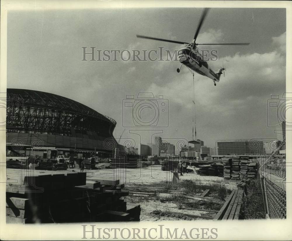 1973 Press Photo A helicopter drops supplies at Louisiana Superdome, New Orleans