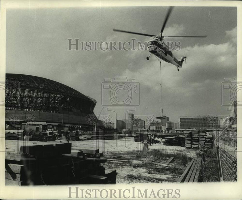 Load image into Gallery viewer, 1973 Press Photo A helicopter drops supplies at Louisiana Superdome, New Orleans
