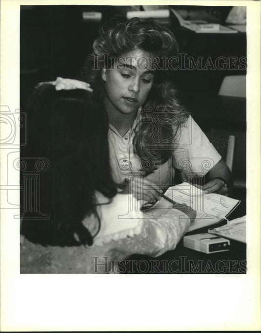 1988 Press Photo Maria Chaisson Reviews Accident Scene Map, Loyola Law School- Historic Images