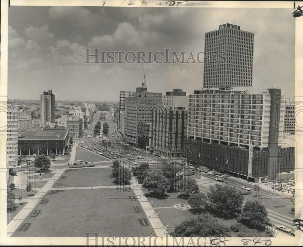 1974 Press Photo Skirting Civic Plaza is Loyola Avenue, which becomes Elk Place - Historic Images