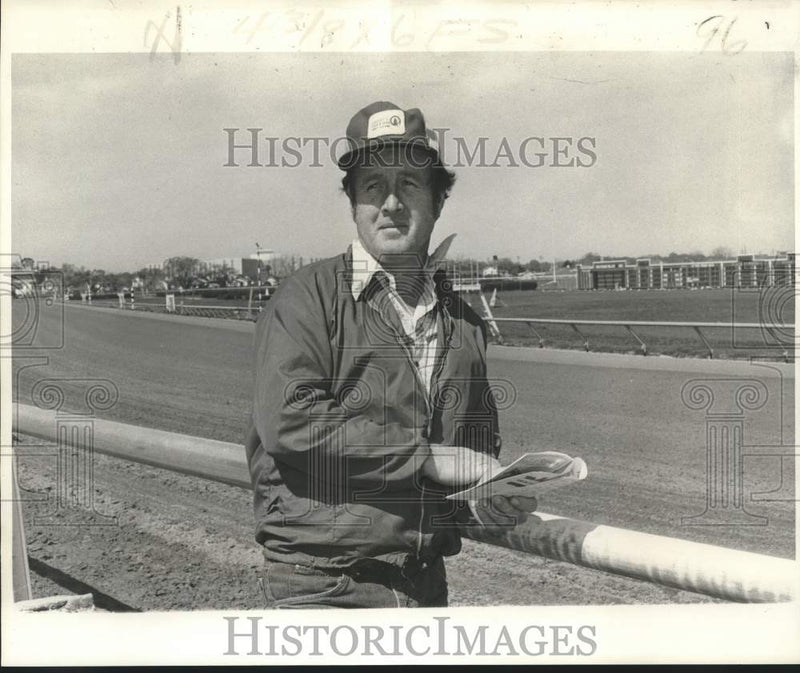 Load image into Gallery viewer, 1978 Press Photo Trainer Jack Loyd, brings Louisiana-bred "Smoke Pole" for Derby

