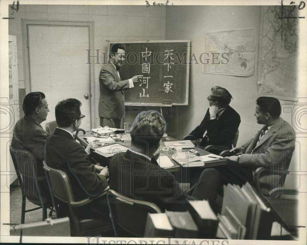 1961 Press Photo John Ma, linguistic specialist, gives lecture to his students - Historic Images