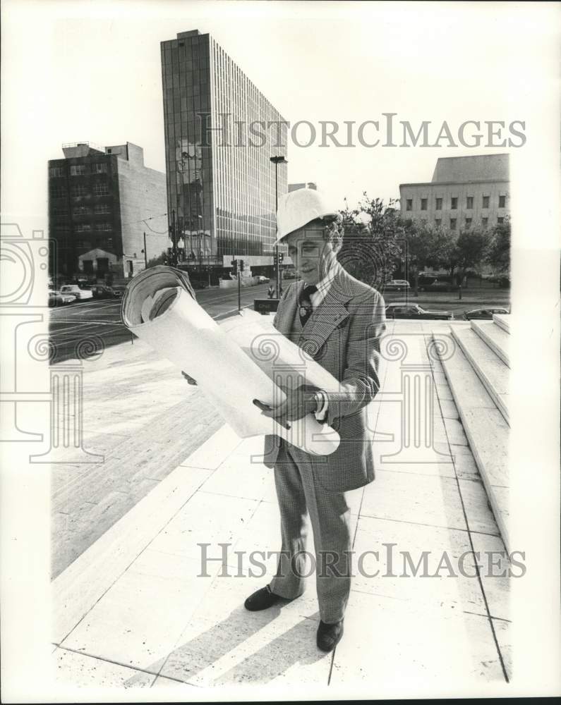 1975 Press Photo Tom Lupo reviewing plans for new building construction- Historic Images