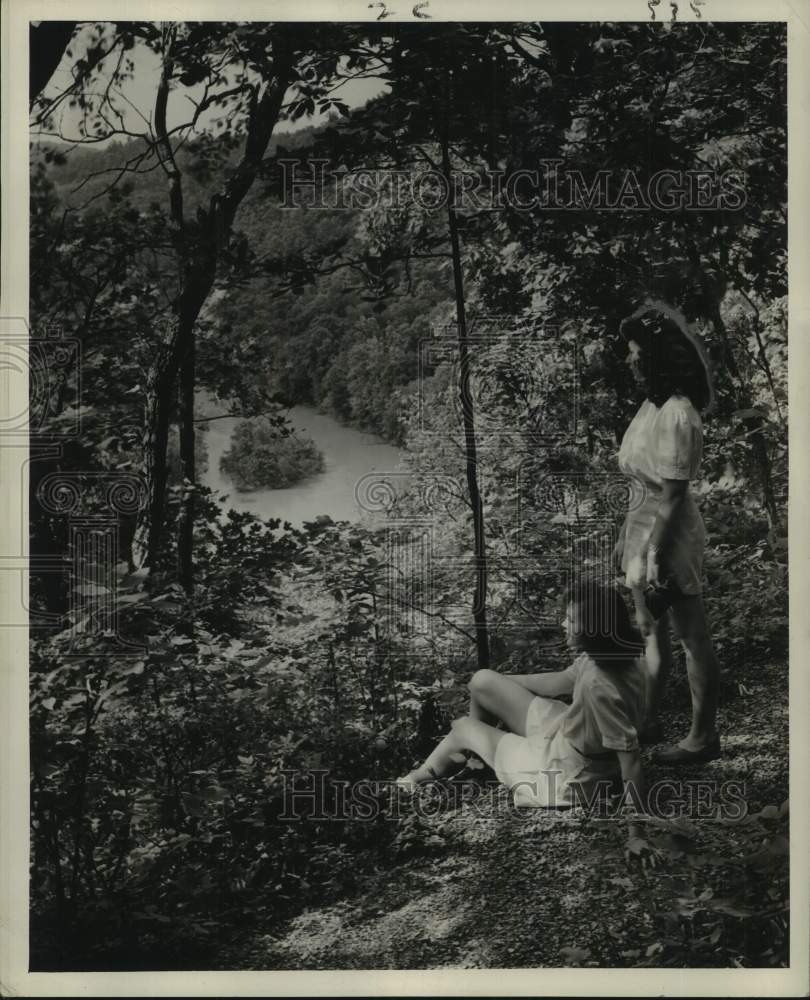 1946 Press Photo Visitors overlook the Green River in Mammoth Cave National Park