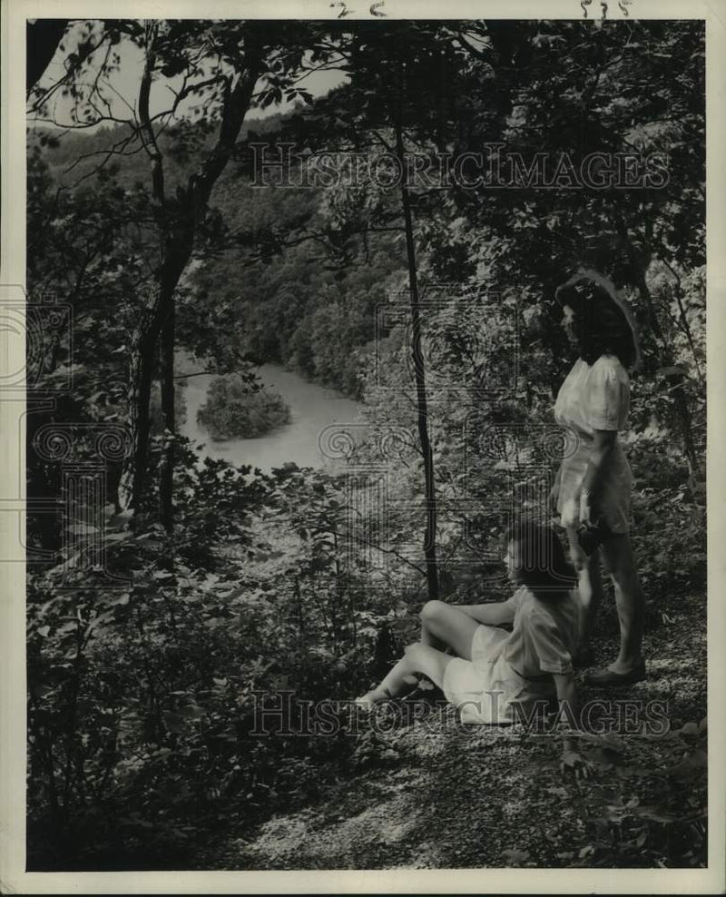 Load image into Gallery viewer, 1946 Press Photo Visitors overlook the Green River in Mammoth Cave National Park
