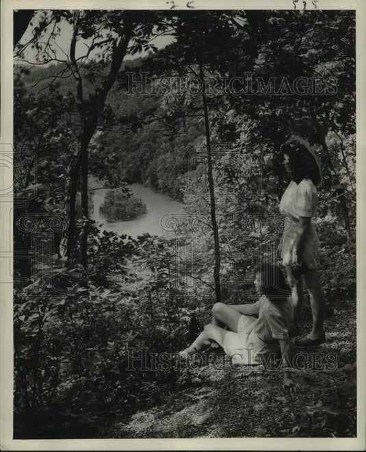 1946 Press Photo Visitors overlook the Green River in Mammoth Cave National Park