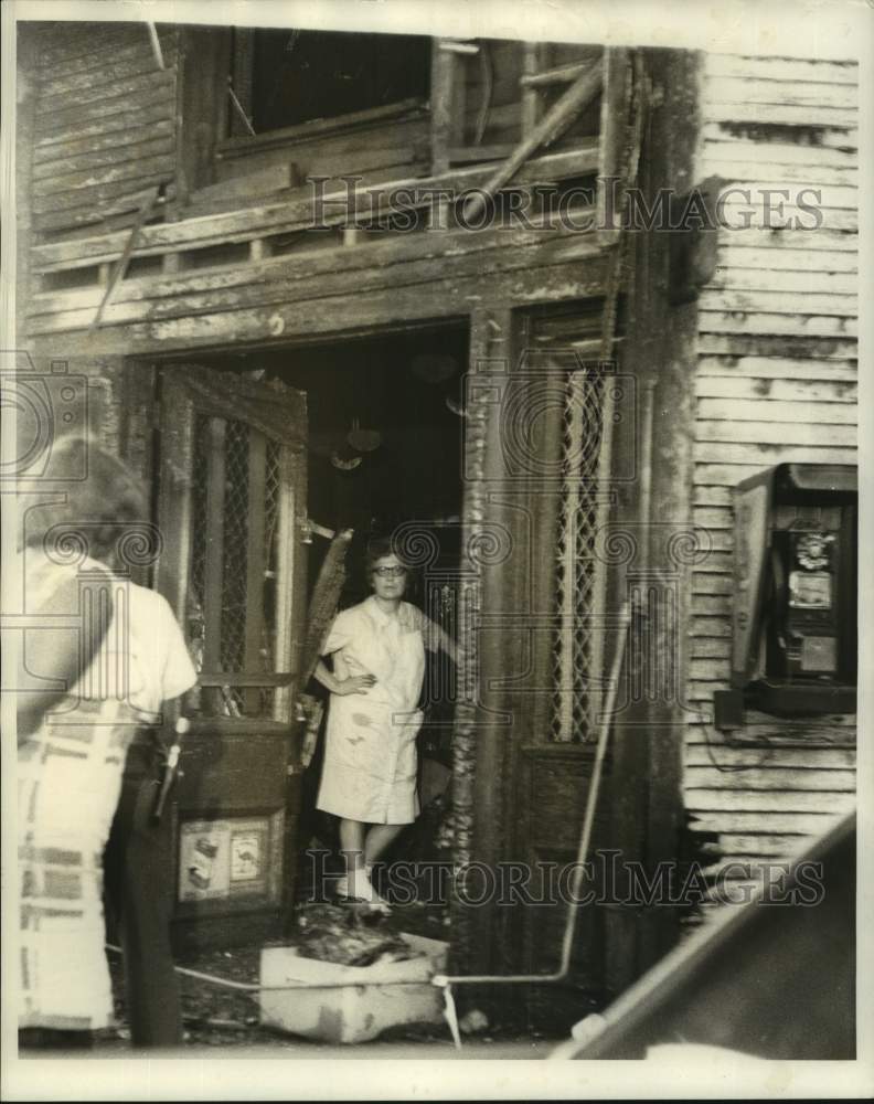 1970 Press Photo Mrs. John Manale at her bombed out grocery store at Gen. Taylor