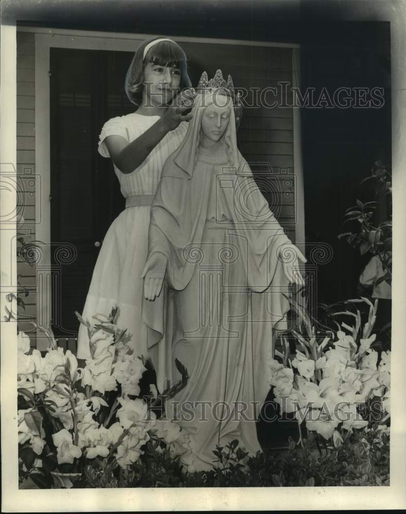 Load image into Gallery viewer, 1965 Press Photo Susan Dart, crowning statue of Blessed Virgin - nob73638

