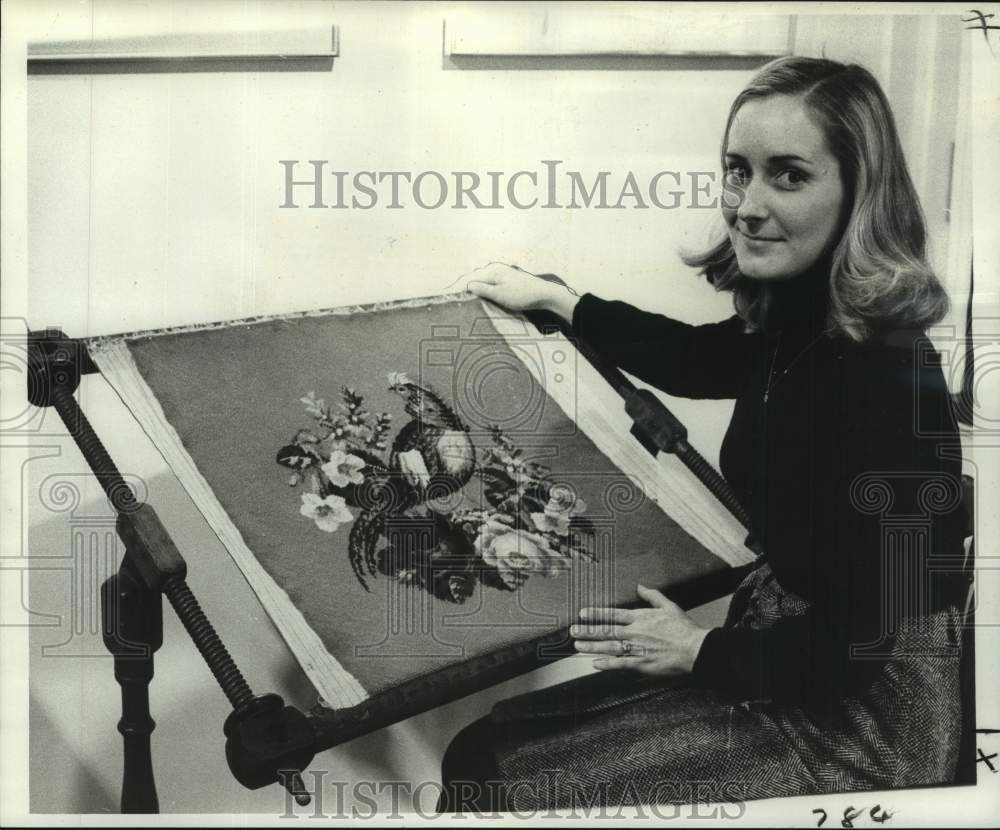 1975 Press Photo Sherrian Marinell shows off Berlin work in the Gallier House- Historic Images