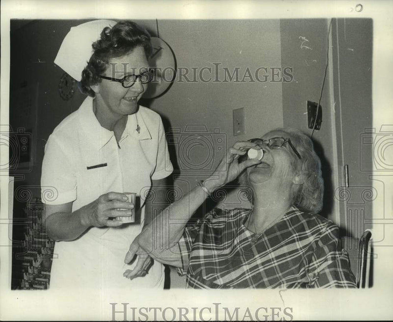Load image into Gallery viewer, 1971 Press Photo Nurse Mrs. Barbara Milhet with a Manhattan Manor resident
