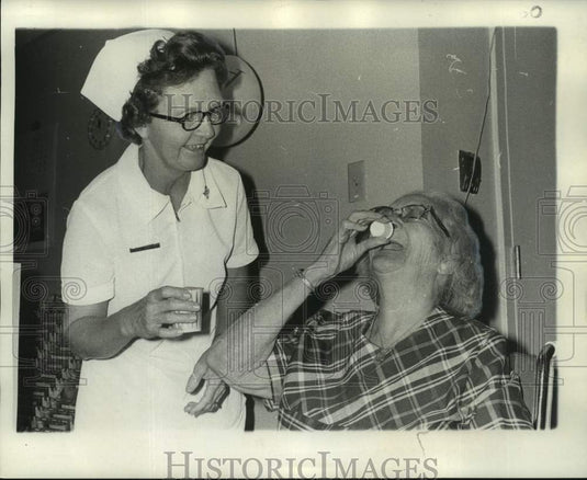 1971 Press Photo Nurse Mrs. Barbara Milhet with a Manhattan Manor resident