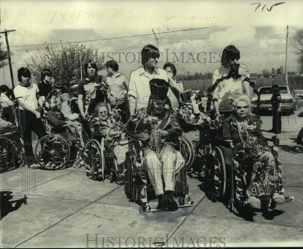 1976 Press Photo Manhattan Manor residents during a Mardi Grad parade- Historic Images