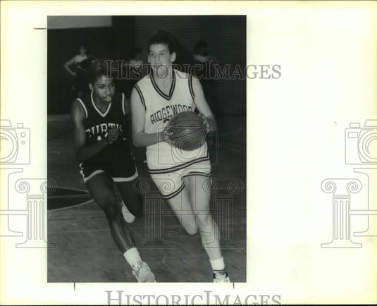 1990 Press Photo Mary Ann Marino of Ridgewood drives past Chantelle Doucette