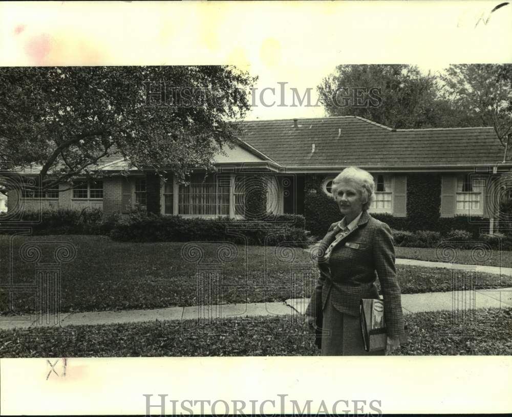 1978 Press Photo Gerry Manning in front of one of Oak Park&#39;s Ivy-Colored Homes