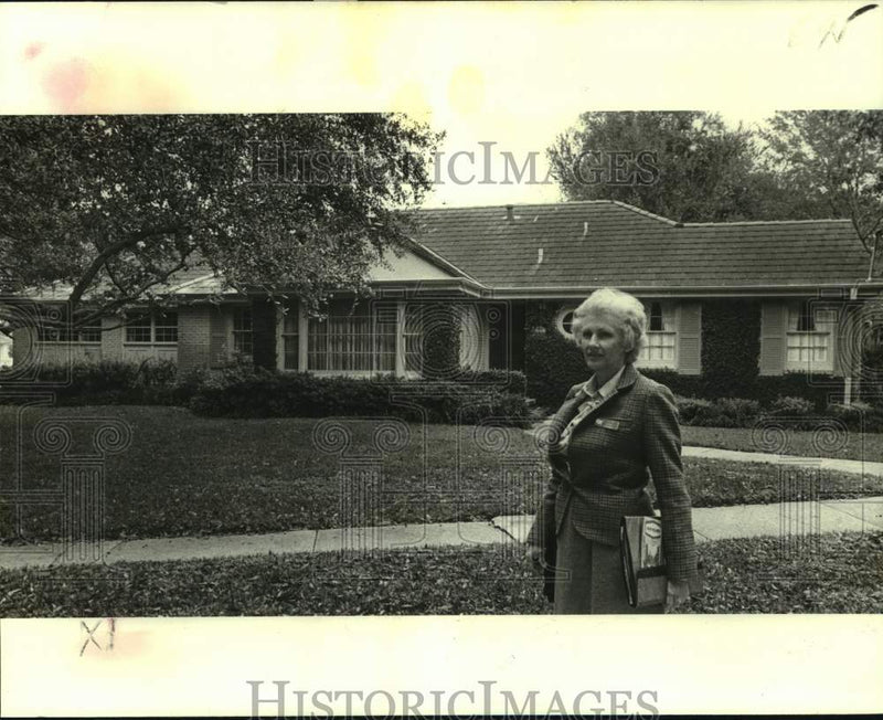 Load image into Gallery viewer, 1978 Press Photo Gerry Manning in front of one of Oak Park's Ivy-Colored Homes
