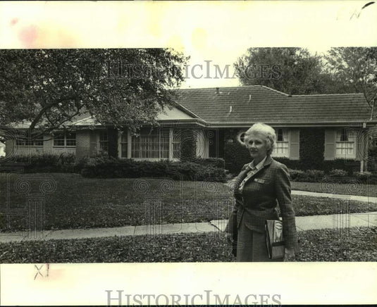 1978 Press Photo Gerry Manning in front of one of Oak Park's Ivy-Colored Homes