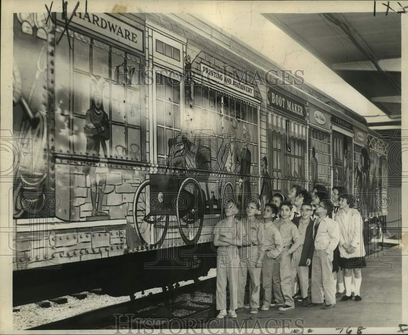 Load image into Gallery viewer, 1962 Press Photo Holy Rosary School students at Henry Ford Museum at Main Street
