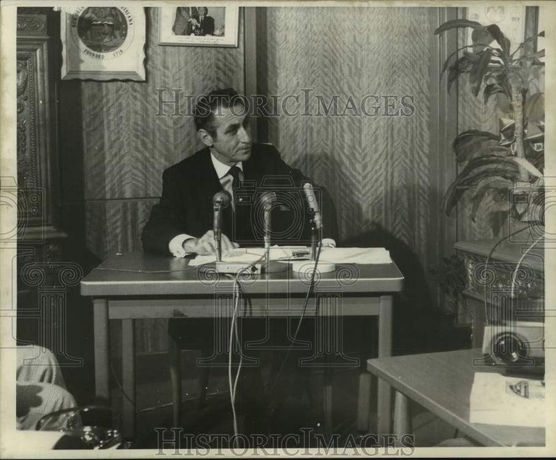 Load image into Gallery viewer, Press Photo Thomas Lupo during expressway hearing at Mayor Office - nob74324
