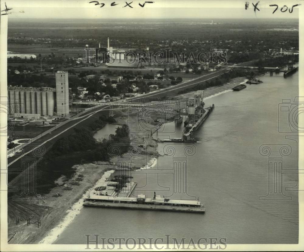 1974 Press Photo Aerial view of the Mississippi River Bridge Construction