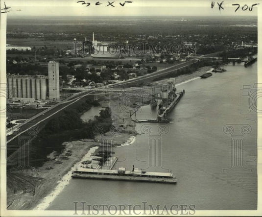 1974 Press Photo Aerial view of the Mississippi River Bridge Construction