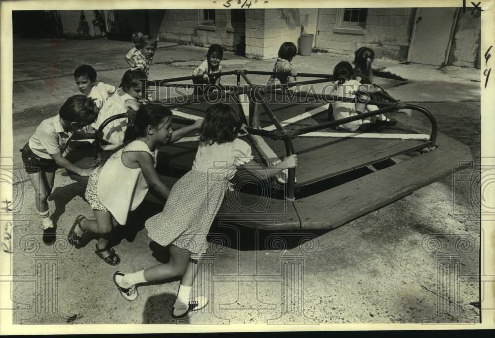 1980 Press Photo Montessori Life - students develop muscles as well as minds- Historic Images