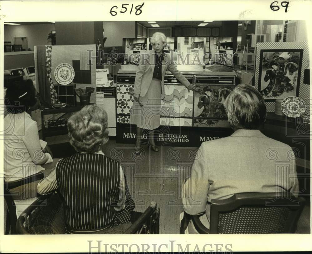 1980 Press Photo Designer Jean LemMon with dressed-up dishwashers- Historic Images