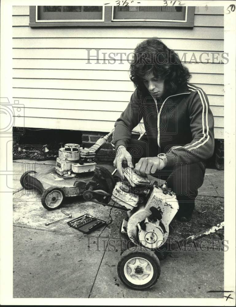 1980 Press Photo Chris Maurin Earns Extra Cash By Repairing Lawnmowers- Historic Images